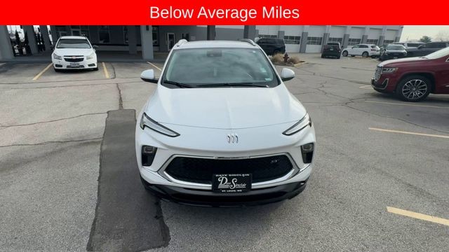 Buick Encore GX Vehicle Full-screen Gallery Image 03