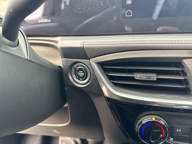 Buick Encore GX Vehicle Full-screen Gallery Image 16