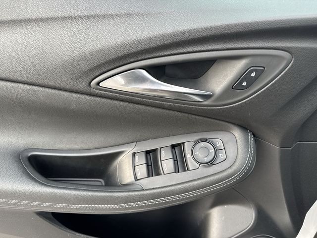 Buick Encore GX Vehicle Full-screen Gallery Image 21