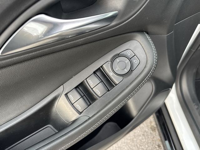 Buick Encore GX Vehicle Full-screen Gallery Image 22