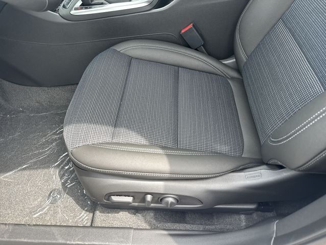 Buick Envista Vehicle Full-screen Gallery Image 12