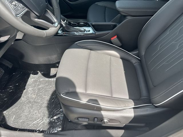 Buick Encore GX Vehicle Full-screen Gallery Image 12