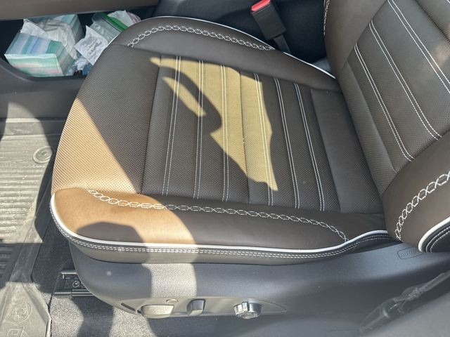 GMC Acadia Vehicle Full-screen Gallery Image 12