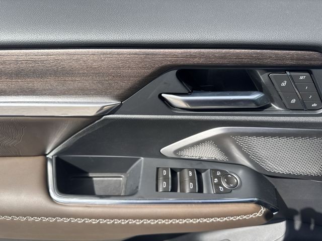 GMC Acadia Vehicle Full-screen Gallery Image 13