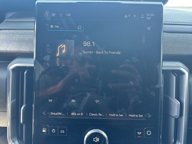 GMC Acadia Vehicle Full-screen Gallery Image 16