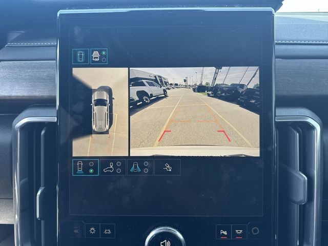 GMC Acadia Vehicle Full-screen Gallery Image 17