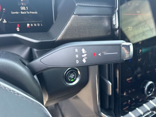 GMC Acadia Vehicle Full-screen Gallery Image 20