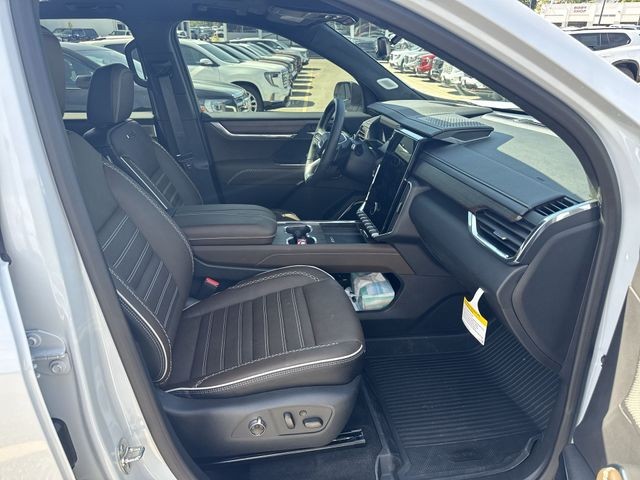 GMC Acadia Vehicle Full-screen Gallery Image 26