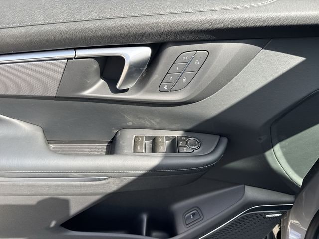 Buick Enclave Vehicle Full-screen Gallery Image 13