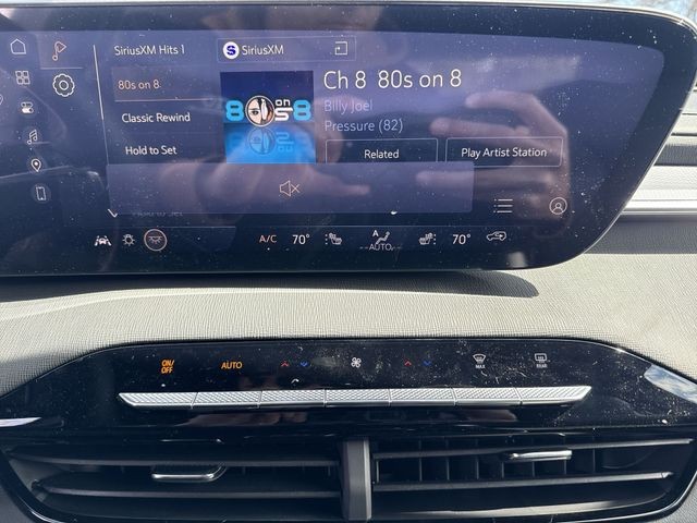 Buick Enclave Vehicle Full-screen Gallery Image 16