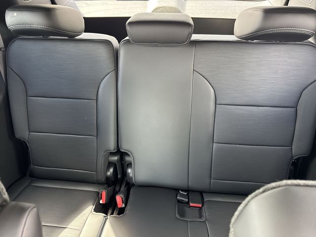 Buick Enclave Vehicle Full-screen Gallery Image 24