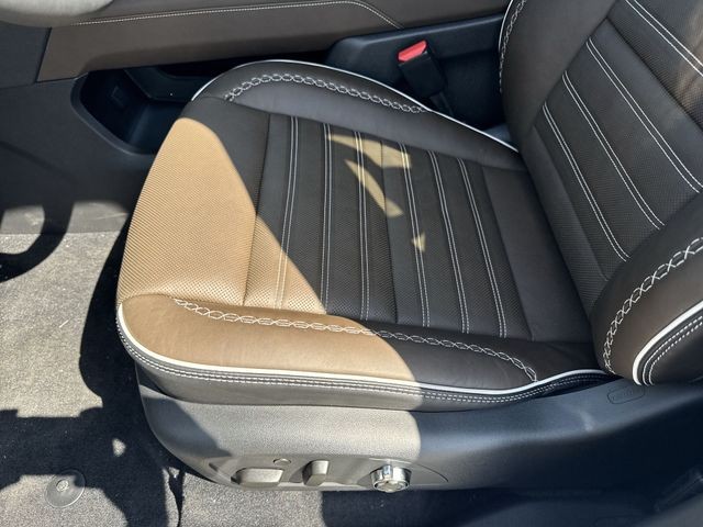 GMC Acadia Vehicle Full-screen Gallery Image 12