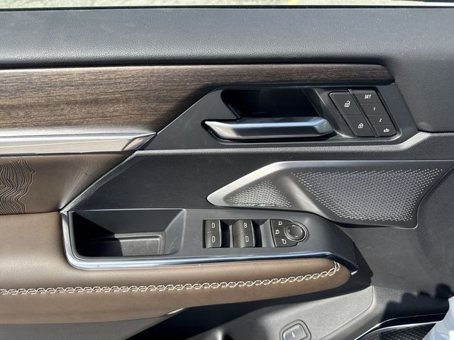 GMC Acadia Vehicle Full-screen Gallery Image 13