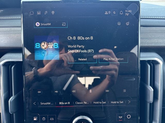 GMC Acadia Vehicle Full-screen Gallery Image 16