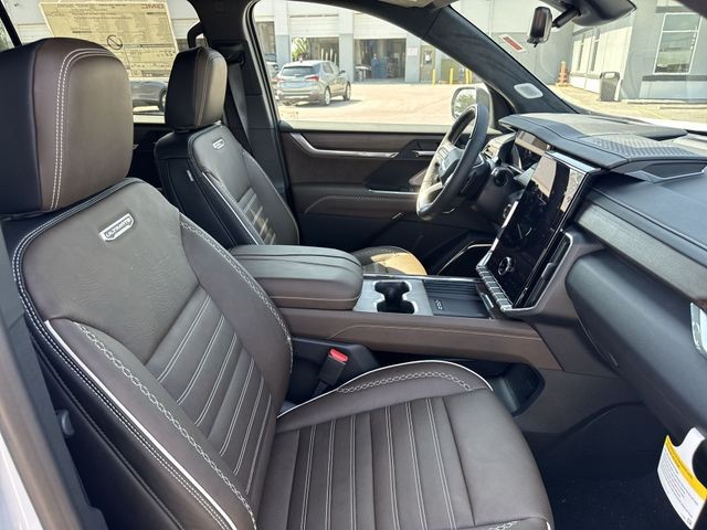 GMC Acadia Vehicle Full-screen Gallery Image 26