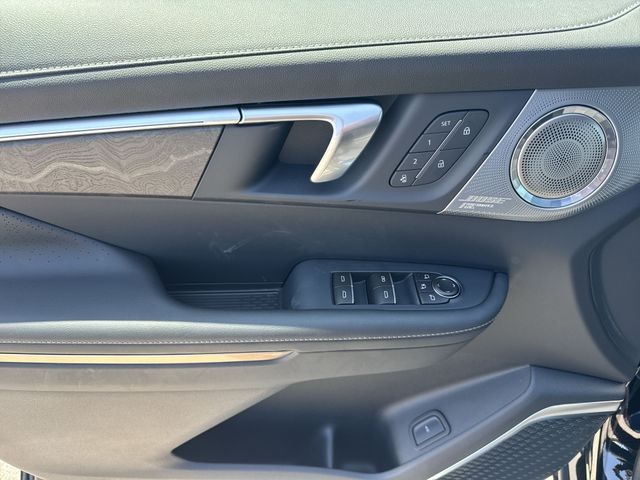 Buick Enclave Vehicle Full-screen Gallery Image 13