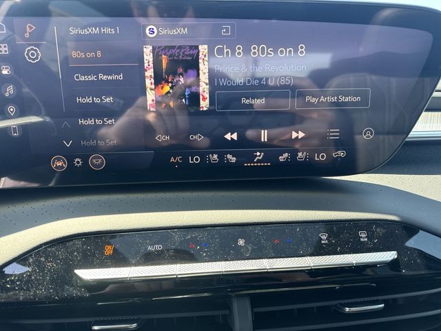 Buick Enclave Vehicle Full-screen Gallery Image 16