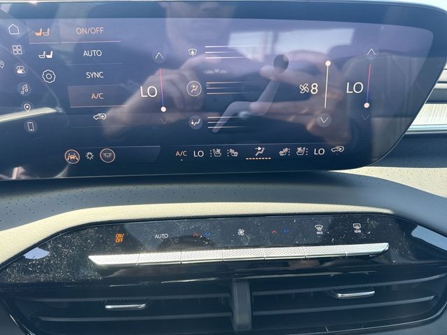 Buick Enclave Vehicle Full-screen Gallery Image 19