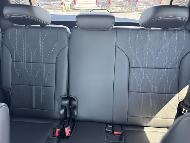 Buick Enclave Vehicle Full-screen Gallery Image 24