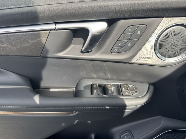 Buick Enclave Vehicle Full-screen Gallery Image 13