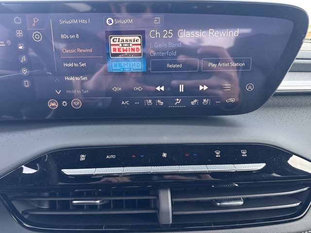 Buick Enclave Vehicle Full-screen Gallery Image 16