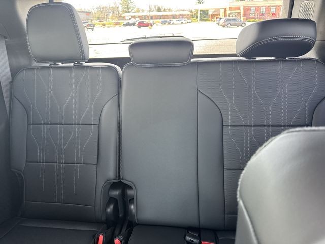 Buick Enclave Vehicle Full-screen Gallery Image 24