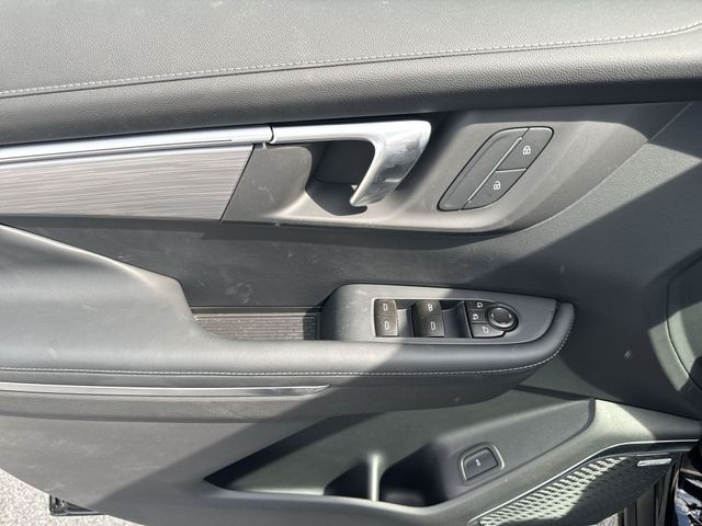 Buick Enclave Vehicle Full-screen Gallery Image 13