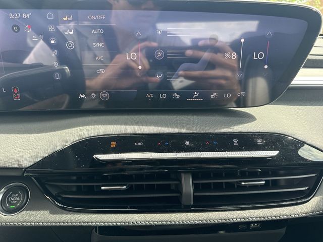 Buick Enclave Vehicle Full-screen Gallery Image 19