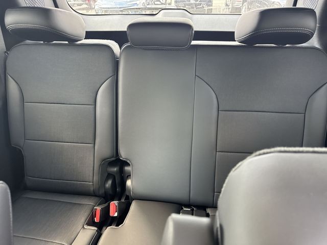 Buick Enclave Vehicle Full-screen Gallery Image 23