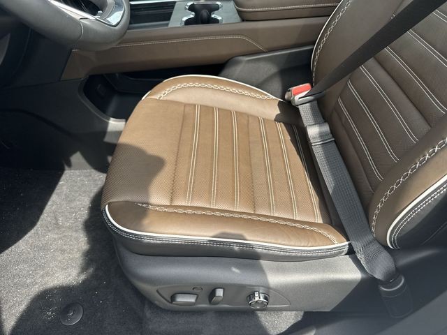 GMC Acadia Vehicle Full-screen Gallery Image 12