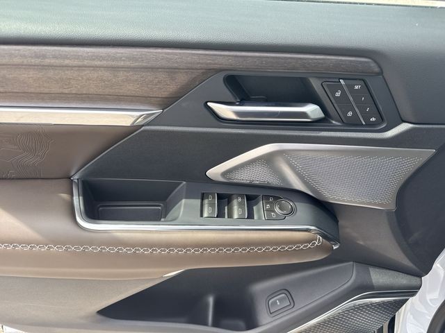 GMC Acadia Vehicle Full-screen Gallery Image 13