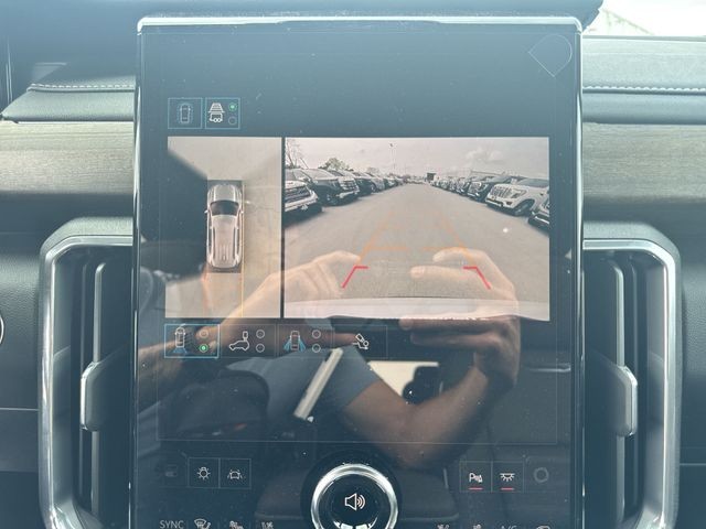 GMC Acadia Vehicle Full-screen Gallery Image 17