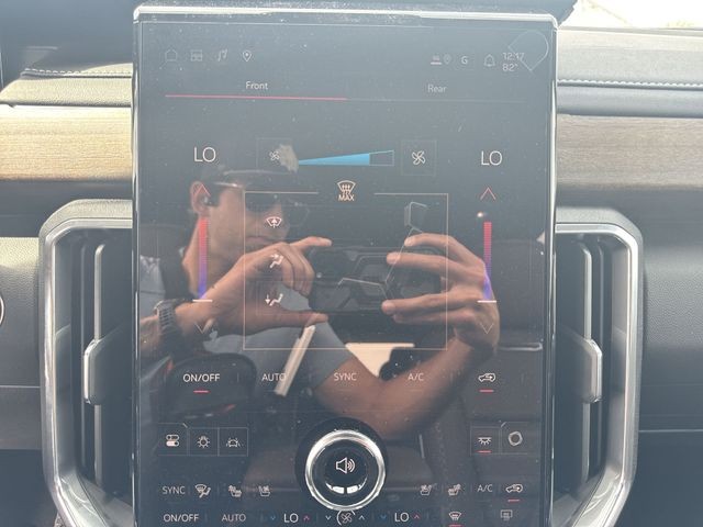 GMC Acadia Vehicle Full-screen Gallery Image 19