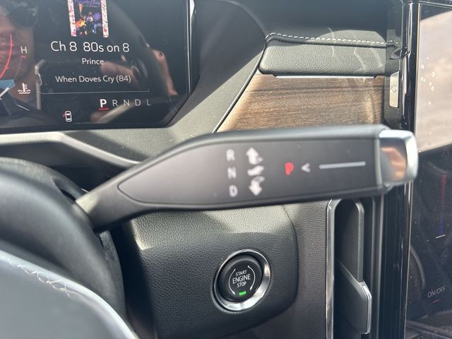GMC Acadia Vehicle Full-screen Gallery Image 20