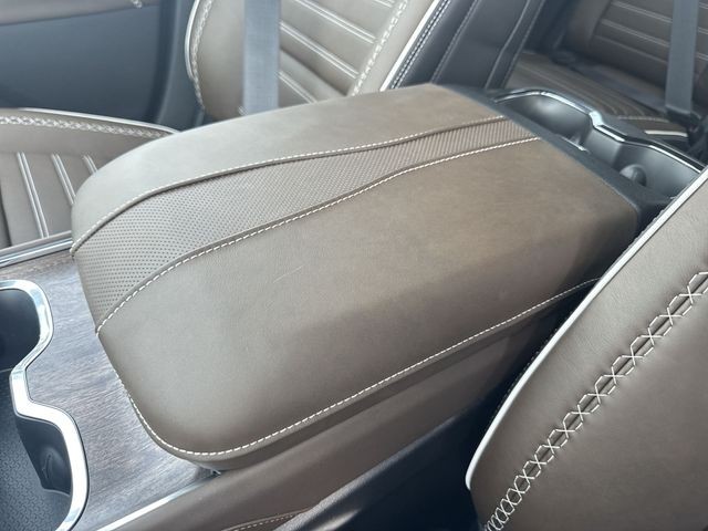 GMC Acadia Vehicle Full-screen Gallery Image 21