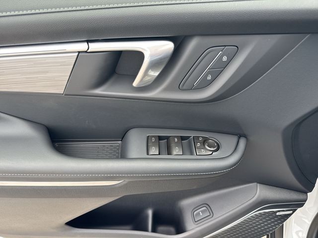 Buick Enclave Vehicle Full-screen Gallery Image 13