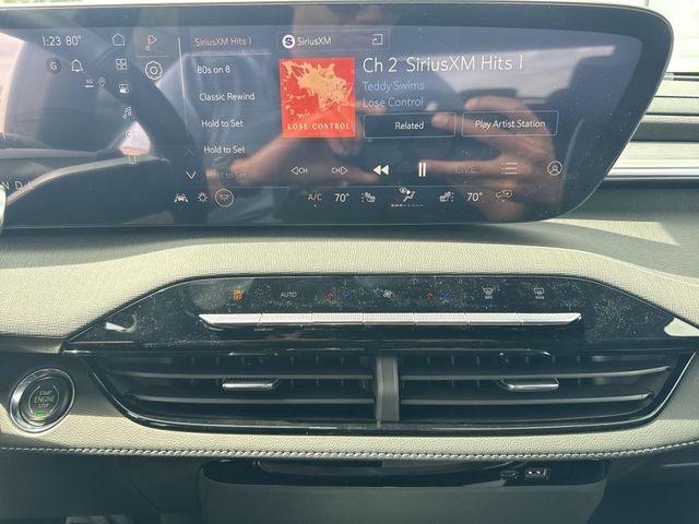 Buick Enclave Vehicle Full-screen Gallery Image 16