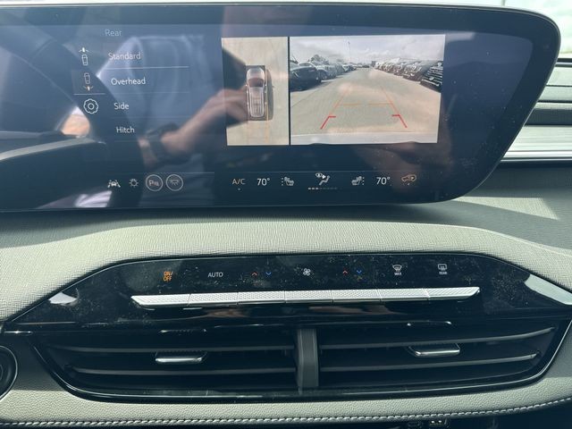 Buick Enclave Vehicle Full-screen Gallery Image 17