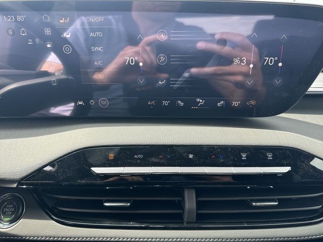 Buick Enclave Vehicle Full-screen Gallery Image 19