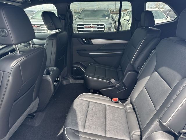 Buick Enclave Vehicle Full-screen Gallery Image 22
