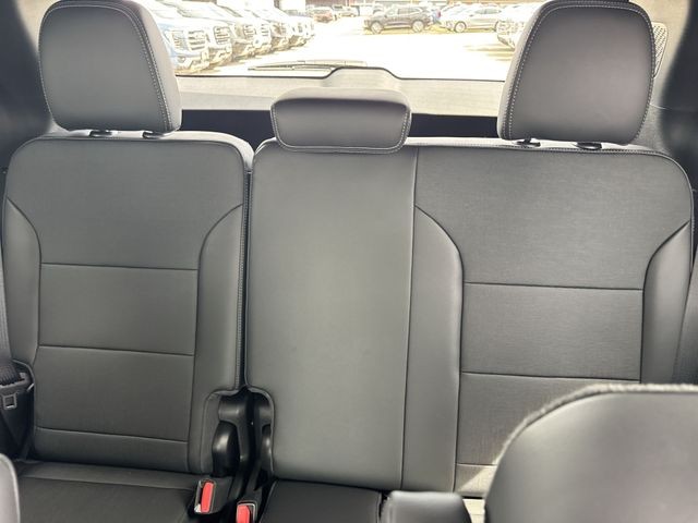 Buick Enclave Vehicle Full-screen Gallery Image 23