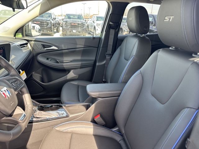 Buick Encore GX Vehicle Full-screen Gallery Image 11