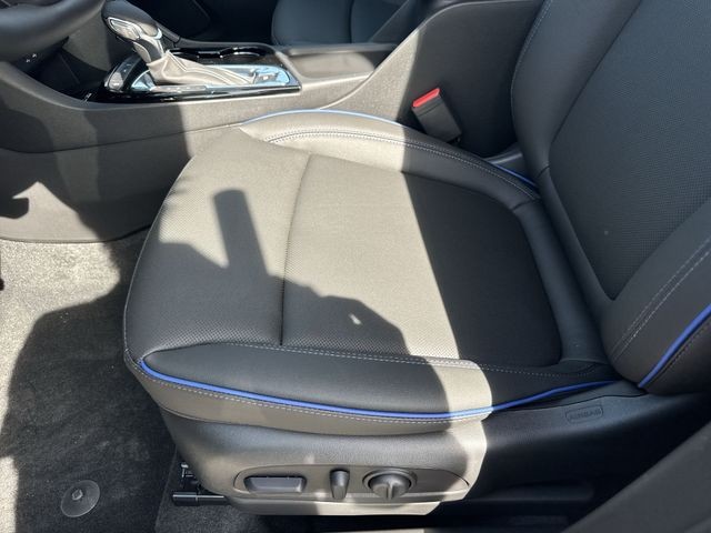Buick Encore GX Vehicle Full-screen Gallery Image 12