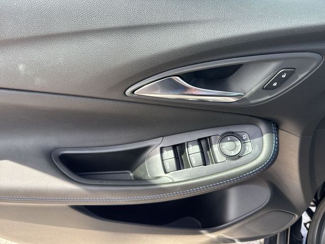 Buick Encore GX Vehicle Full-screen Gallery Image 13