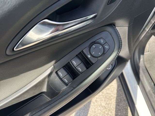 Buick Encore GX Vehicle Full-screen Gallery Image 22