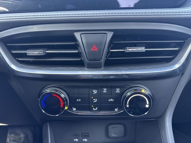 Buick Encore GX Vehicle Full-screen Gallery Image 33