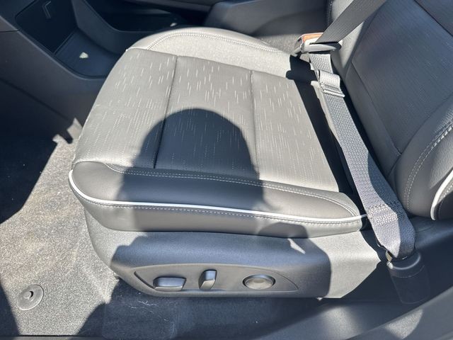 Buick Enclave Vehicle Full-screen Gallery Image 12