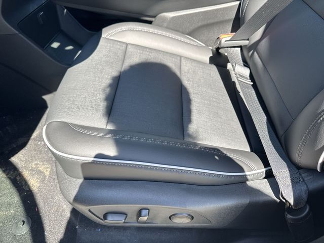 Buick Enclave Vehicle Full-screen Gallery Image 12
