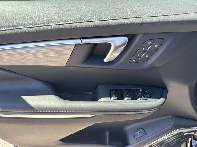 Buick Enclave Vehicle Full-screen Gallery Image 13