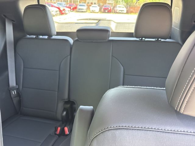 Buick Enclave Vehicle Full-screen Gallery Image 23
